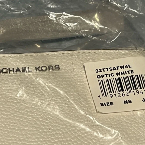 Off white Michael Kors pebbled leather zip around wallet - Picture 3 of 6